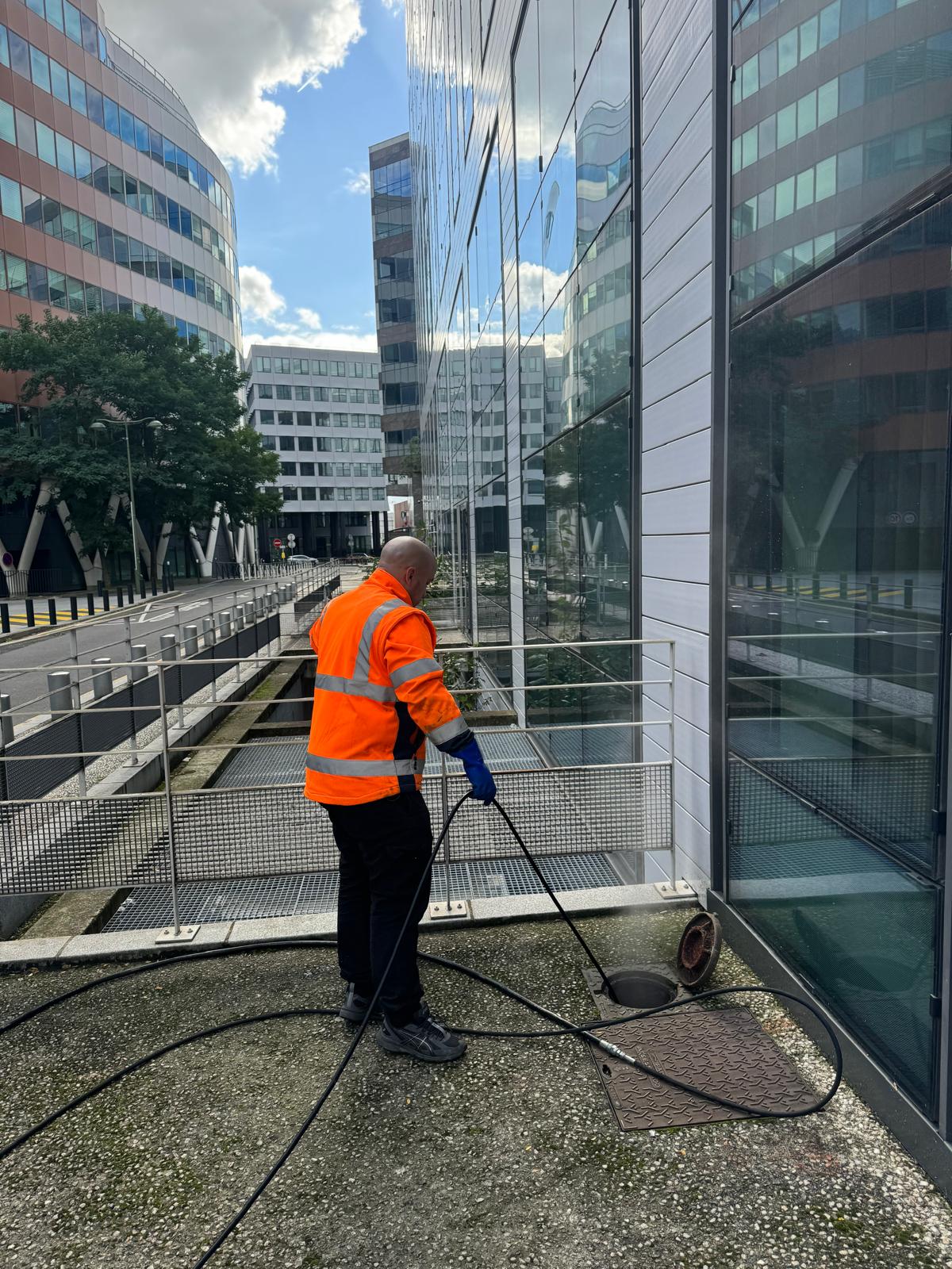 Technicien EVA réalisant un curage de réseau