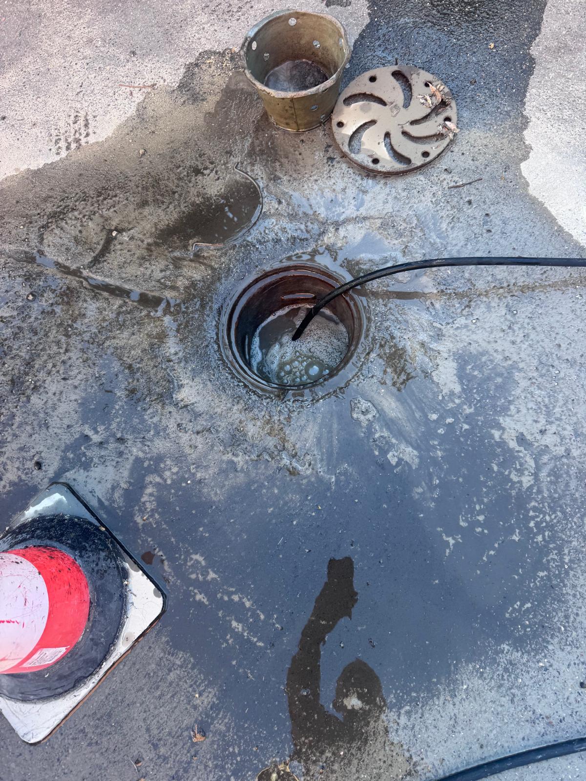 Regard de canalisation ouvert pour localiser un engorgement